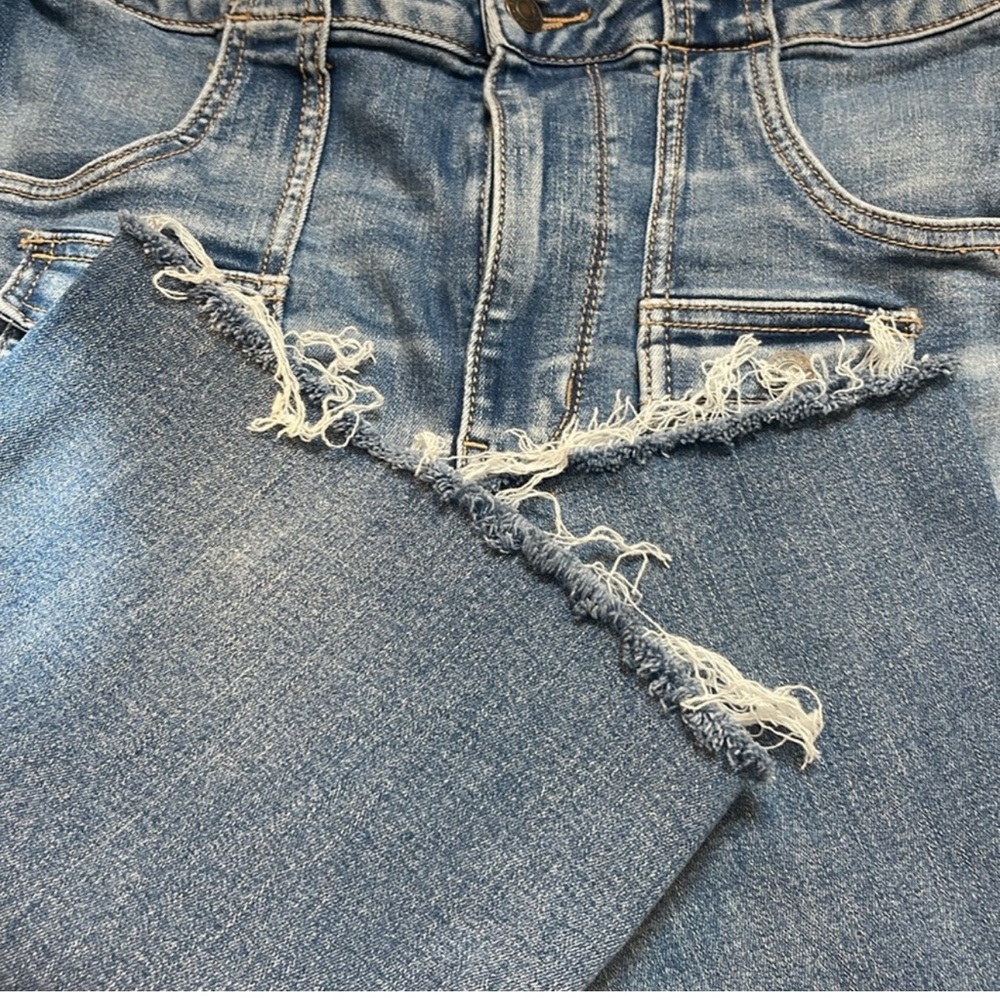 American Eagle High-Rise Jeans Size Women’s 12 cut short.  Is not tall anymore